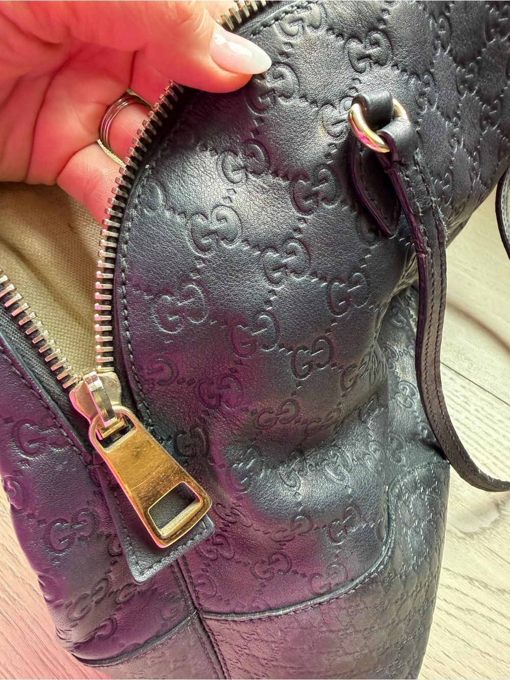 Gucci Black Emblem GG Tote - Picture 5 of 6